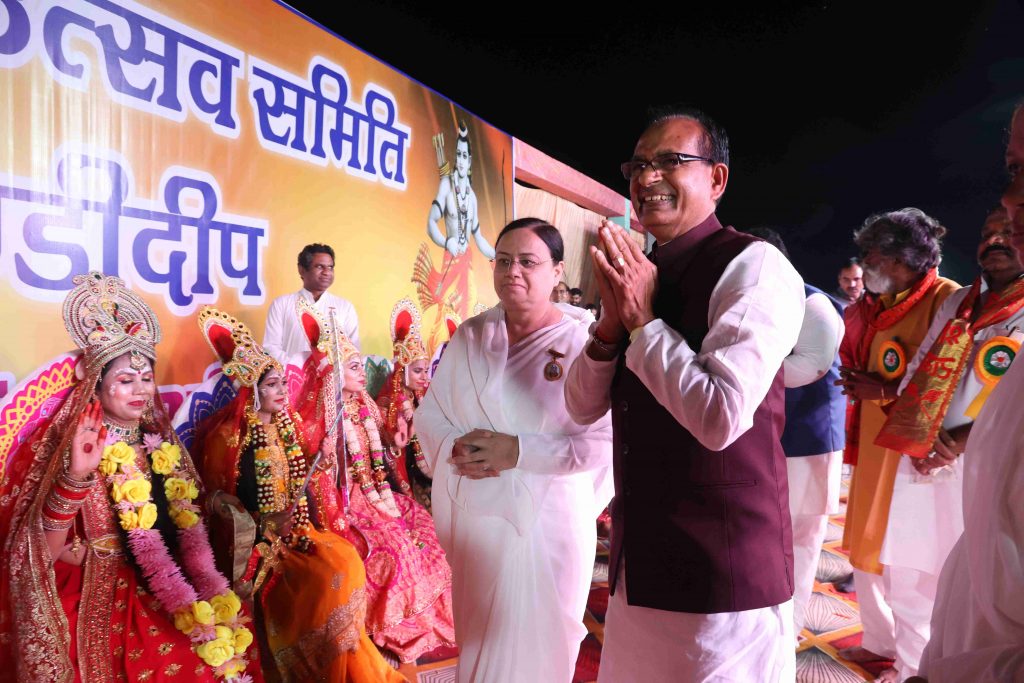 केन्द्रीय कृषि मंत्री शिवराज सिंह चौहान जी ने बेटी सम्मान हेतु मंडीदीप में चैतन्य देवियों के मंच से की अपील